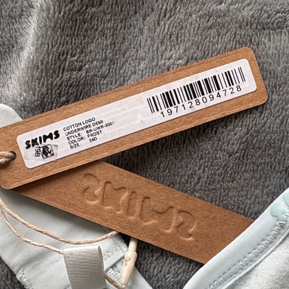 SKIMS Logo Underwire Bra in Frost -Limited Edition. - Picture 3 of 13